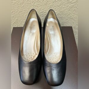 Mark Lemp Black Classic Callie pump